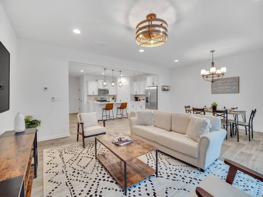 Gorgeous New Townhome/charlotte! Ferienhaus Charlotte
